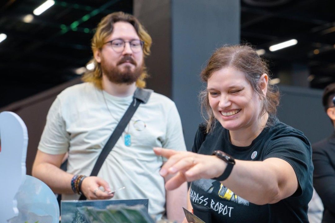 夕阳下的《山外山》游戏画面，主角伫立山巅眺望远方，身后是自己建造的部落营地