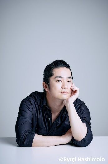 福山润手写寄语图片，附有‘小忍’角色插画，文字表达对角色害羞又喜爱的情感