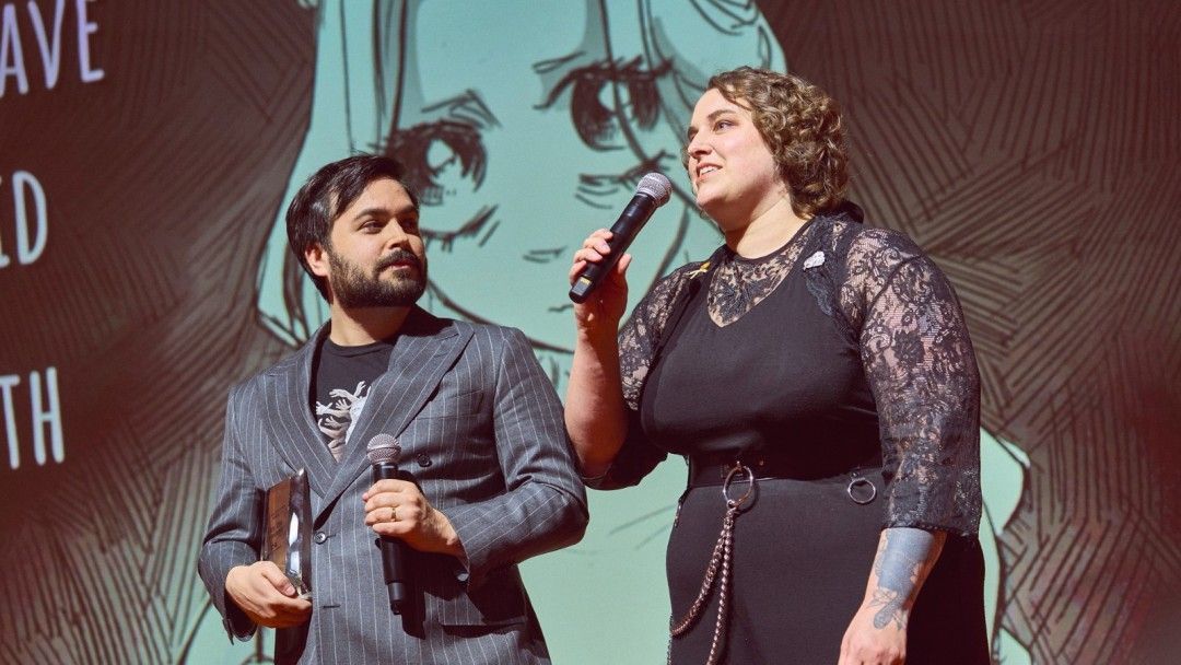 舞台灯光璀璨，主持人宣布获奖名单，大屏幕显示提名游戏LOGO