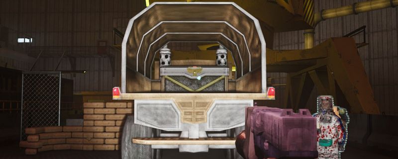 《非生物因素》中玩家视角下传送门后方的装饰箱子位置展示，周围为金属墙壁与管道设施