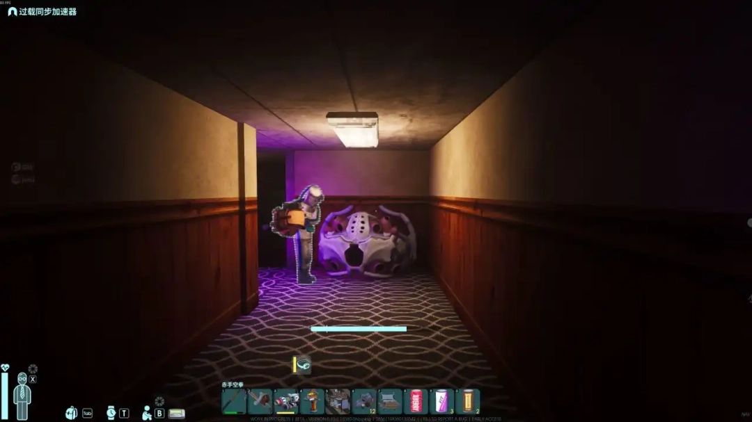 《非生物因素》中主角手持密码盘走近数据农场，前方铁门缓缓开启，露出角落里的噪音箱子