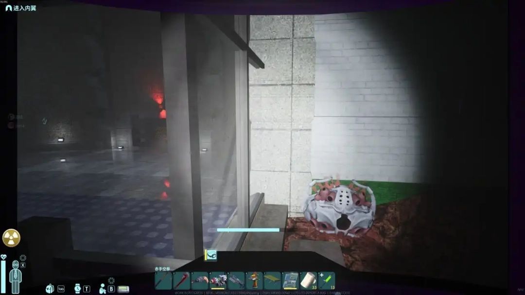 《非生物因素》中主角站在办公区与实验区交界处，红色警示灯照亮地面上的噪音箱子，门缝透出诡异蓝光