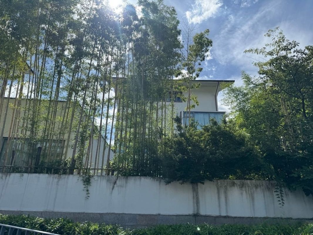 游戏科学杭州总部外观，门口张贴禁止入内告示，环境安静且安保严格