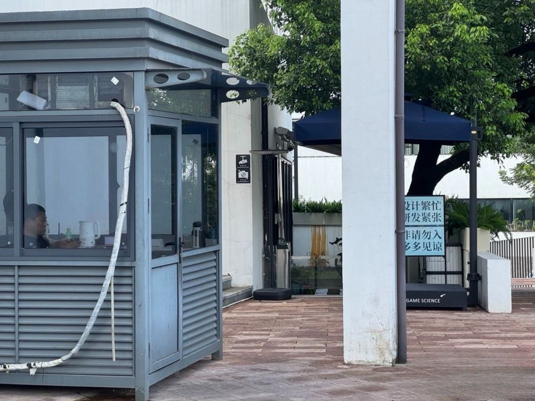 《黑神话：钟馗》宣传片截图，角色身披红袍立于阴森殿宇之中，氛围诡谲