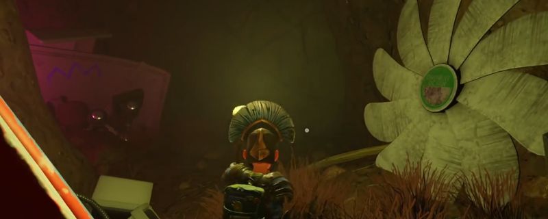 玩家角色正站在昏暗的洞穴入口处，周围布满苔藓与石块，光线微弱，营造出神秘探险氛围