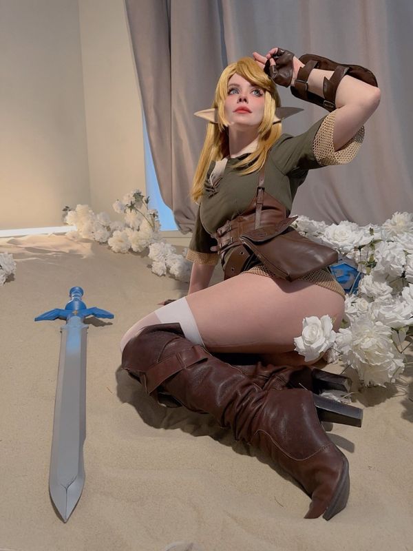 Coser在森林场景中拍摄的写真，身着轻甲类服饰，姿态自然，融合自然与幻想元素