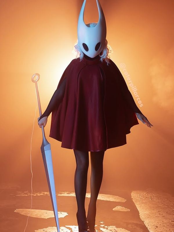 最后一张合影式写真，Coser微笑面对镜头，打破角色界限展现亲和力