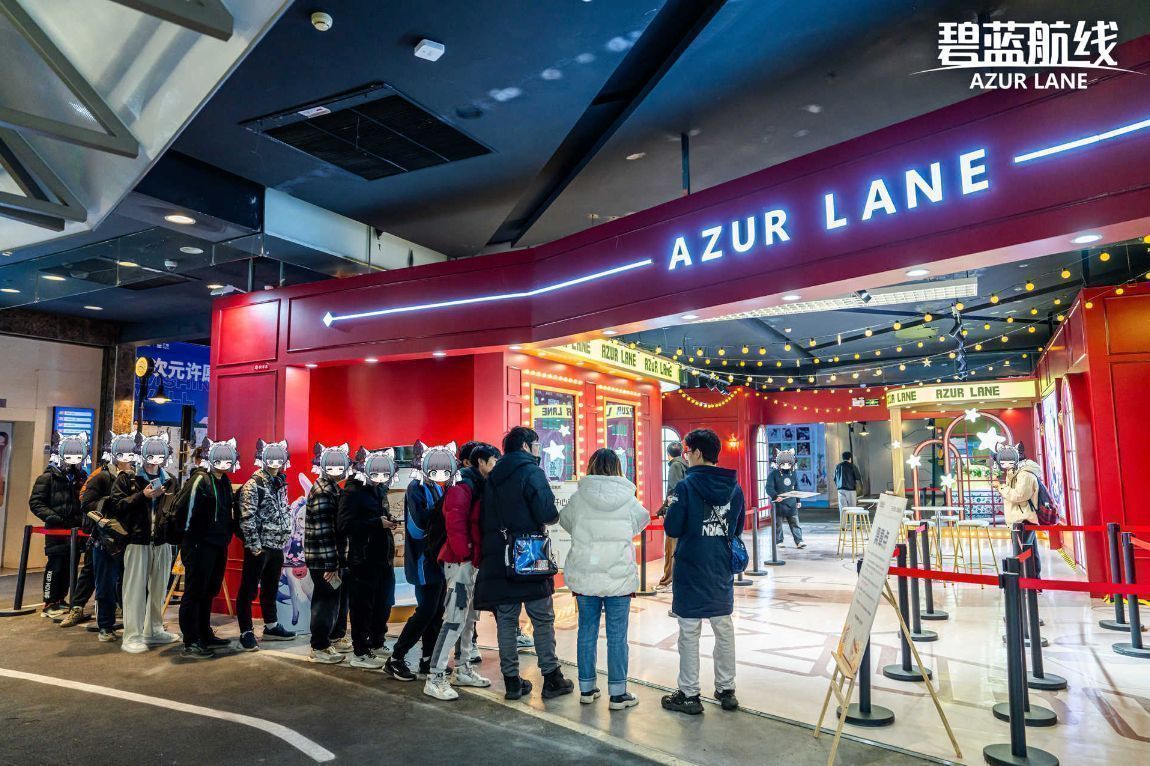 玩家正在参与‘开心碰碰胡’麻将小游戏，背景为《碧蓝航线》角色立牌与红色展陈布置