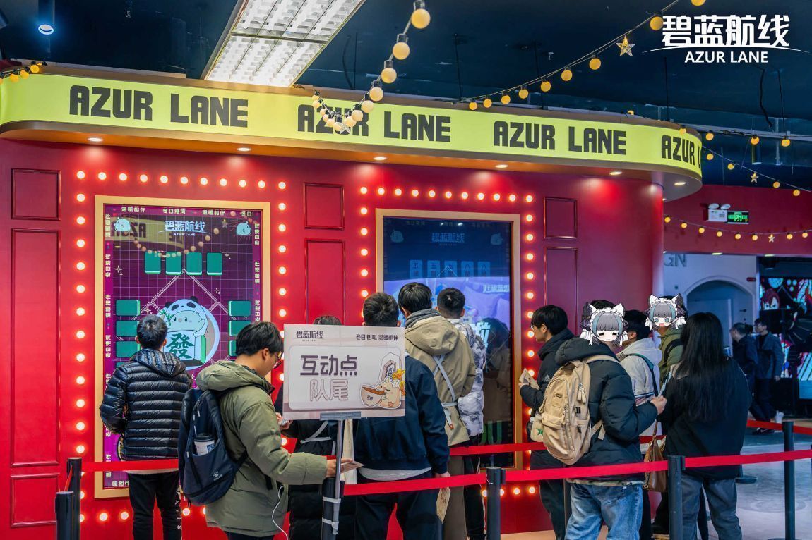 厦门站《碧蓝航线》快闪咖啡馆外观，巨大黄鸡坐在屋顶喝咖啡，周围环绕红色布幔与灯光装饰