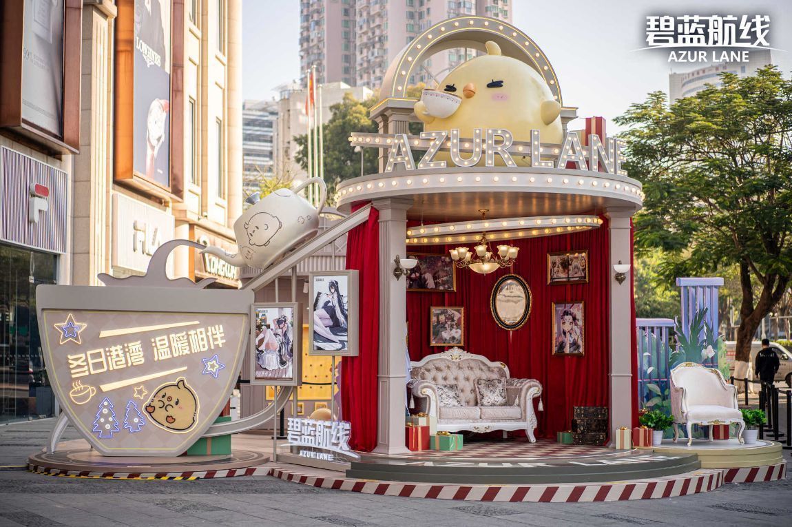 杭州站快闪展区概念图，呈现户外野营风格的咖啡馆布置，设有帐篷与木质家具