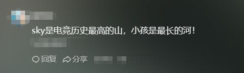 Xiaohai曾卓君在EWC舞台夺冠瞬间，高举奖杯，全场灯光璀璨