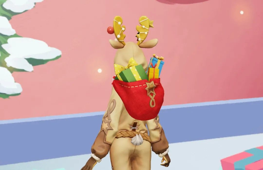 角色身穿驯鹿奇缘时装正面展示，鹿角精致可爱，身后圣诞树灯光闪烁