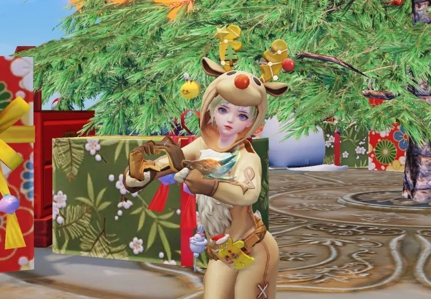 驯鹿奇缘背面展示图，背部圣诞树挂满彩球和灯饰，周围礼盒堆叠