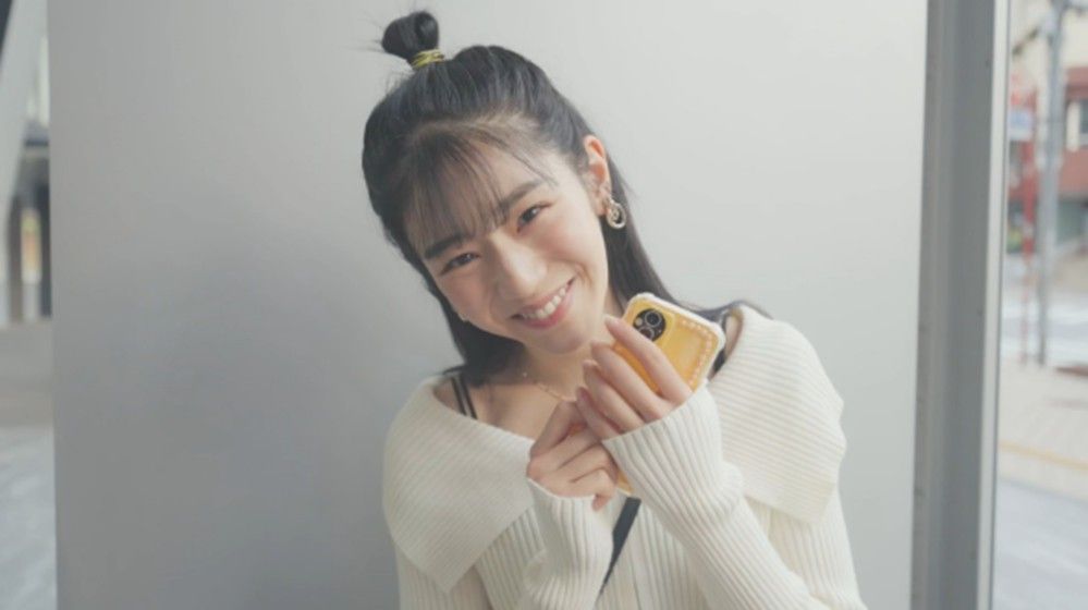 游戏中主角与学妹在教室互动的画面，窗外阳光洒入，气氛柔和