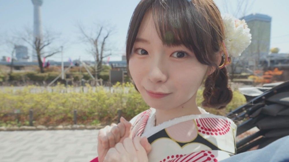 主角与网红女友在涩谷十字路口自拍合影的场景，背景人流涌动