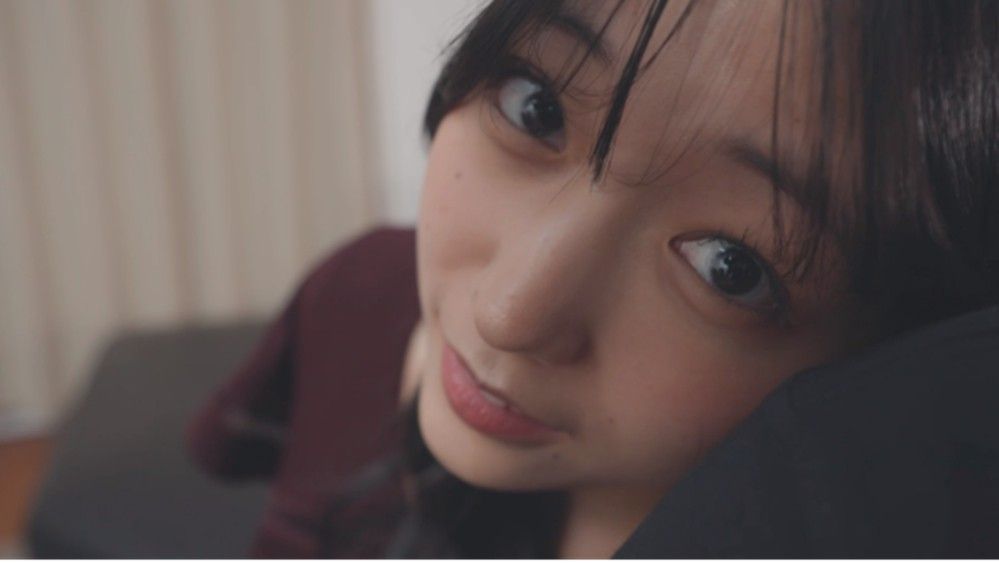 夜晚的居酒屋内，主角与儿时玩伴对坐交谈，灯光温暖