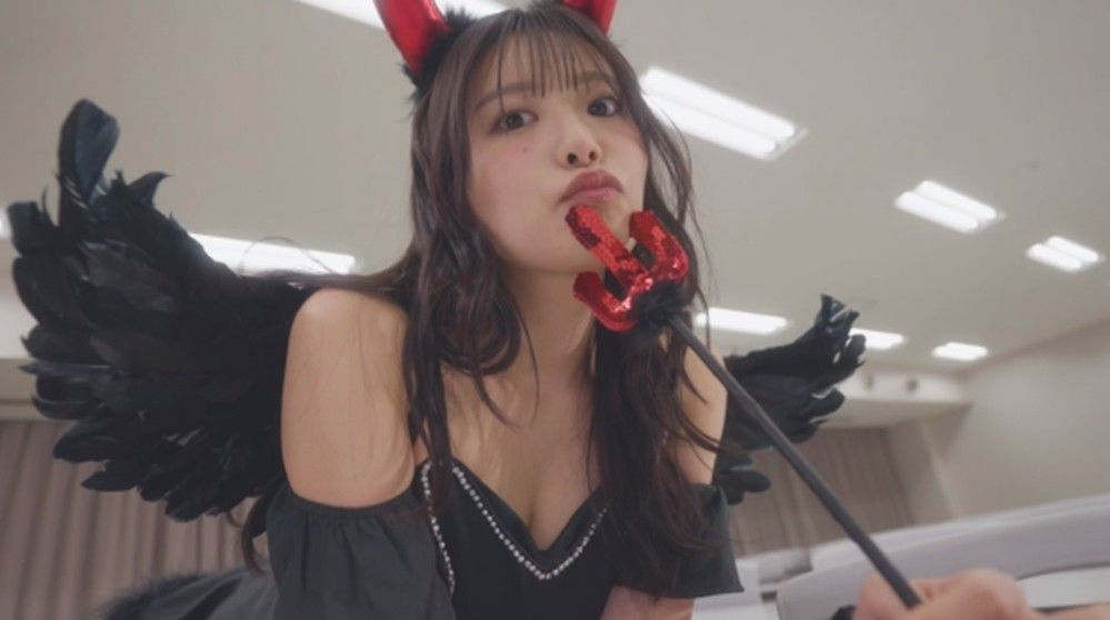 主角独自站在天台俯瞰城市夜景，神情沉思，象征人生转折点