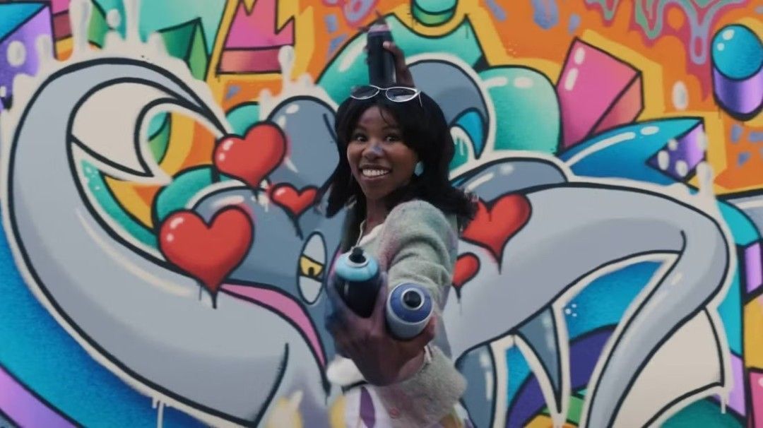 一名粉丝高举双手庆祝，背景是灯火通明的城市夜景，气氛热烈