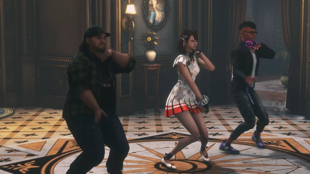 游戏内场景截图，昏暗走廊中一名黑影手持利刃悄然前行，远处有玩家角色警觉张望，紧张感拉满