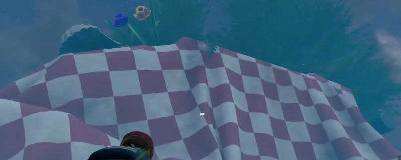 《禁闭求生2》游戏中视角下的野餐桌场景，木制桌面摆放着食物残渣和散落物品，周围环境充满微观世界的细节