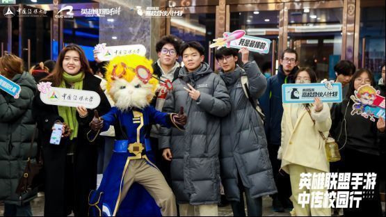 颁奖现场合影，获奖学生与嘉宾共同登台庆祝