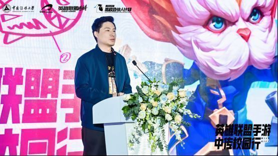 评委现场点评参赛作品，学生专注聆听