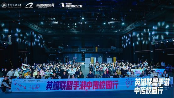 学生展示自己开发的游戏界面，神情自信而专注