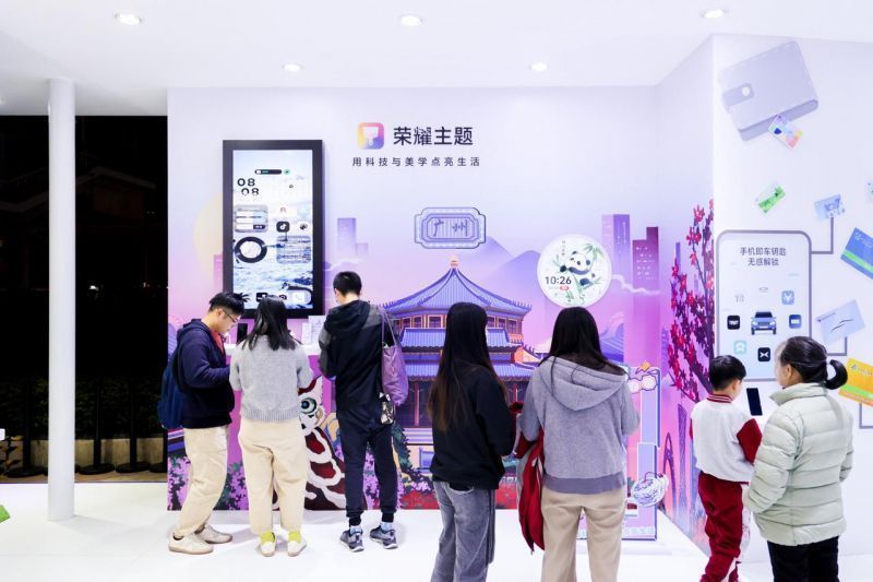 观众正在体验《云游广州》锁屏互动功能，手机屏幕上显示陈家祠的虚拟画面