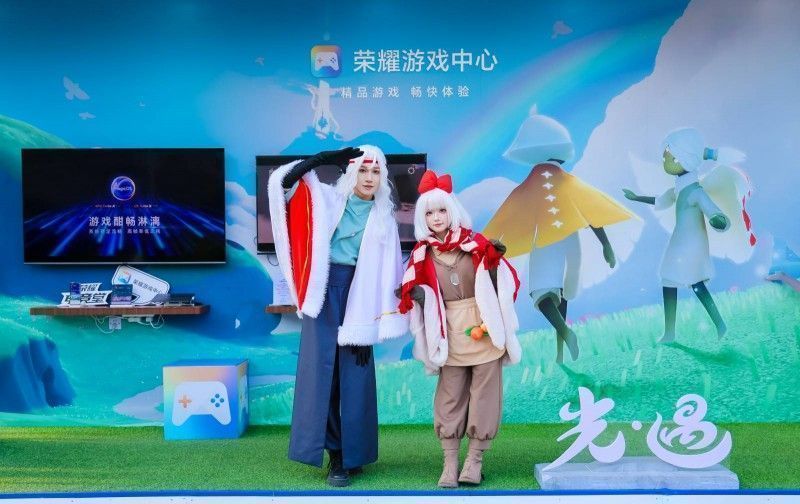 玩家使用手柄在荣耀游戏中心体验《光·遇》，周围环绕梦幻光影特效