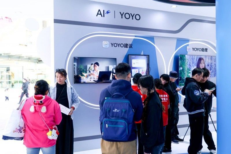 用户佩戴荣耀亲选LCHSE耳夹式耳机试听音乐，神情放松享受