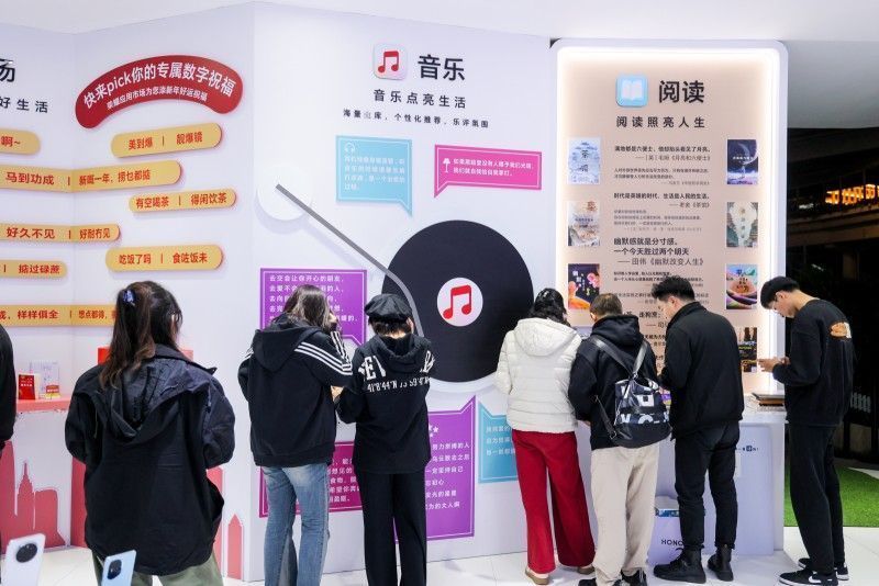 观众在阅读展区体验类纸化双翻页阅读功能，界面模拟真实翻书效果