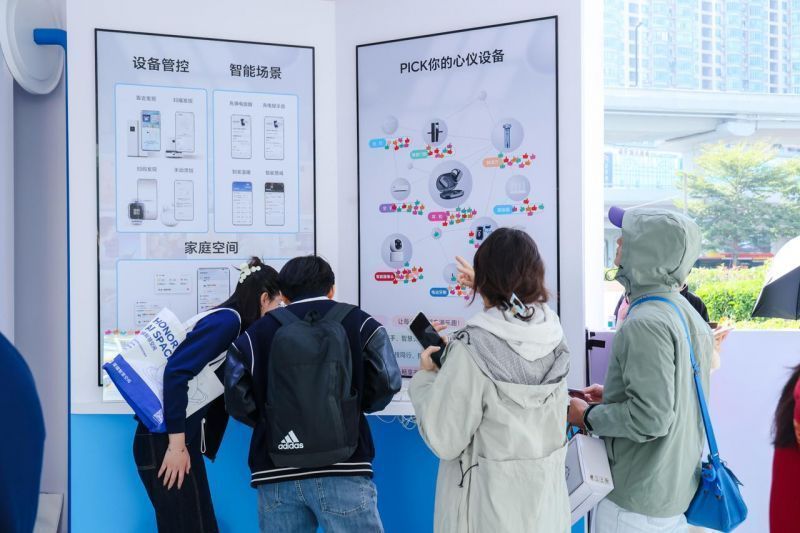 用户使用荣耀浏览器扫描植物，屏幕实时显示花名与科普信息