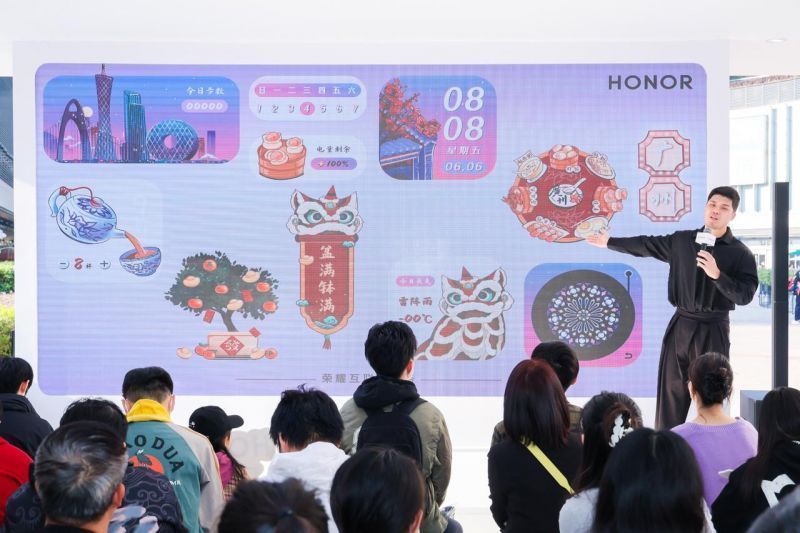 产品经理在沙龙现场与观众互动讲解YOYO建议的智能提醒功能