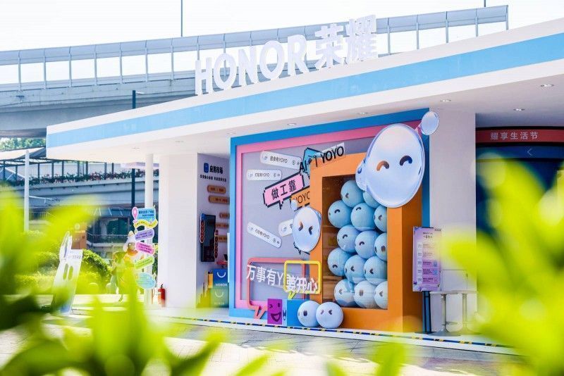 历届耀享生活节城市巡展回顾墙，展示昆明、成都、北京、广州各站精彩瞬间