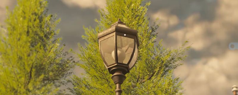 《禁闭求生2》游戏中一只乌鸦停在冰淇淋车顶上，周围环境为缩小后的后院场景，草木茂盛，细节逼真