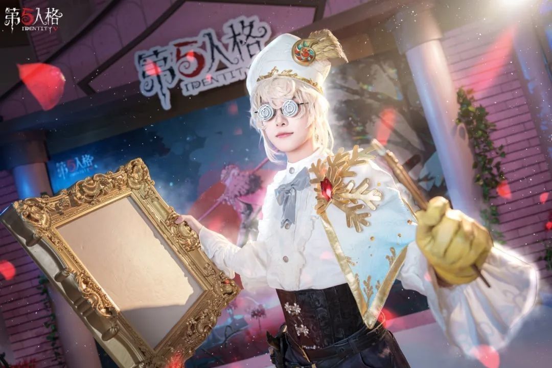 厂长COSER身着经典西装礼帽造型，神情冷峻地站立于雪景布景前，吸引大量玩家合影