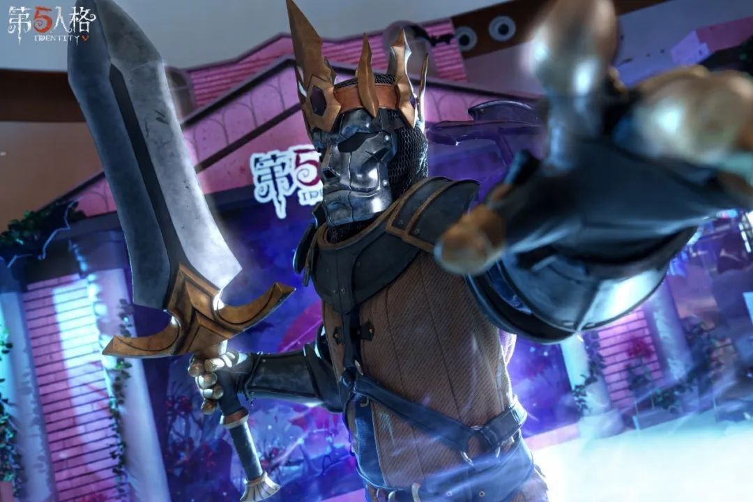 拉拉队员COSER活力四射地挥舞彩球，与小朋友们开心互动，现场气氛热烈