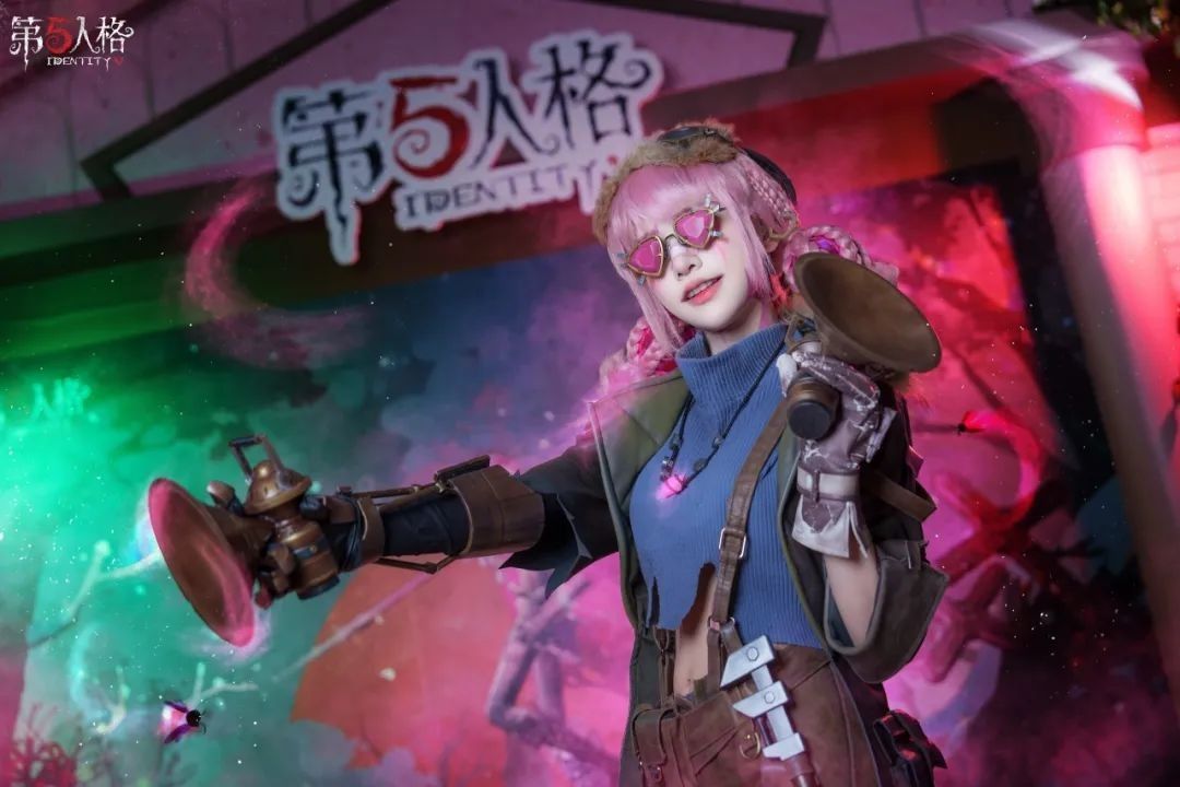 多位玩家排队等待与COSER合影，现场秩序井然，笑容洋溢在每个人脸上