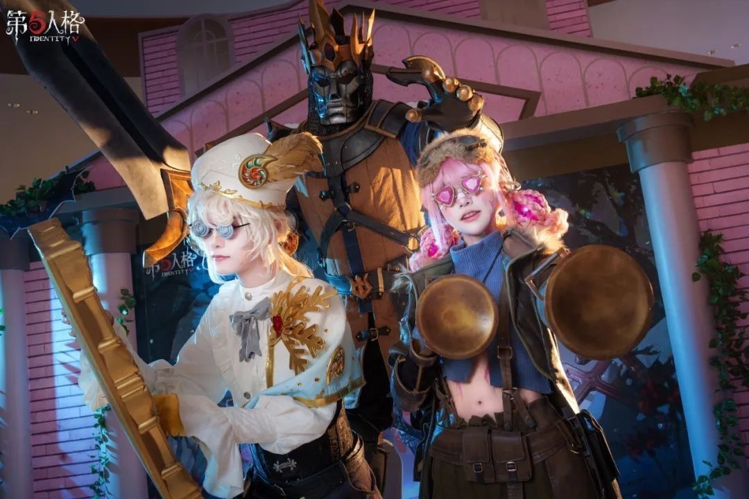 玩家正在参与‘庄园诗会’游戏，工作人员在一旁引导，桌上摆放着奖品和印章卡