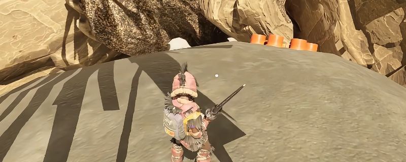 《禁闭求生2》中角色手持碳刃冰镰的特写画面，武器表面覆盖黑色结晶纹理，散发寒光，背景为昏暗洞穴环境