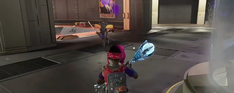 《禁闭求生2》中神秘人BOSS现身场景，昏暗庭院中身影高大诡异，双眼发出幽光，营造出紧张恐怖的氛围