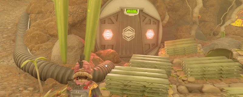 《禁闭求生2》中玩家在实验室内部建造基地的场景，四周布满防御工事与储物箱