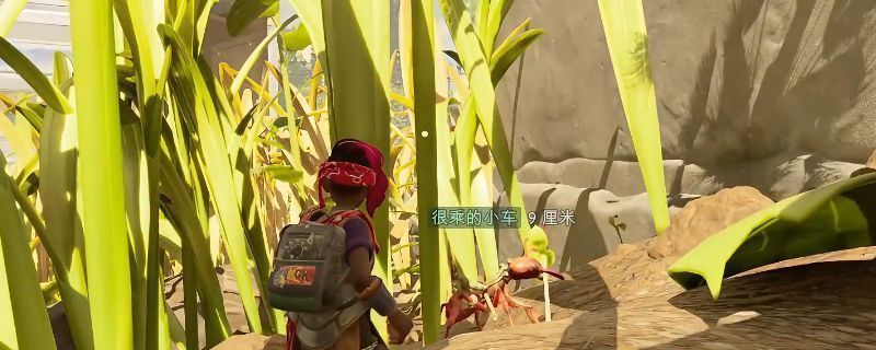 《禁闭求生2》游戏中雕像区域的俯视视角，石质结构布满苔藓，周围环绕着微光植物，氛围神秘而危险