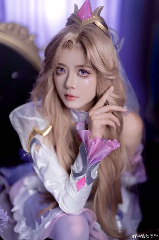 特写镜头下骆歆精致妆容与水晶玫瑰头饰细节，光影营造出梦幻氛围