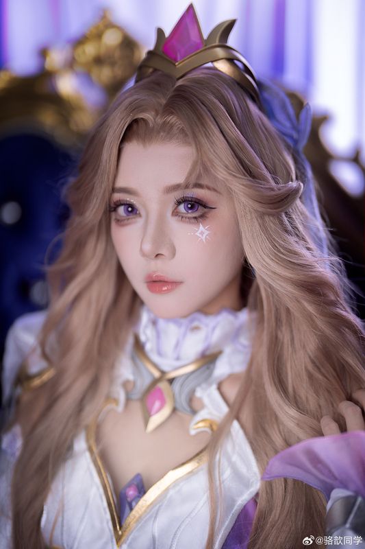 骆歆眼神凌厉望向远方，完美还原女警冷静果断的神态