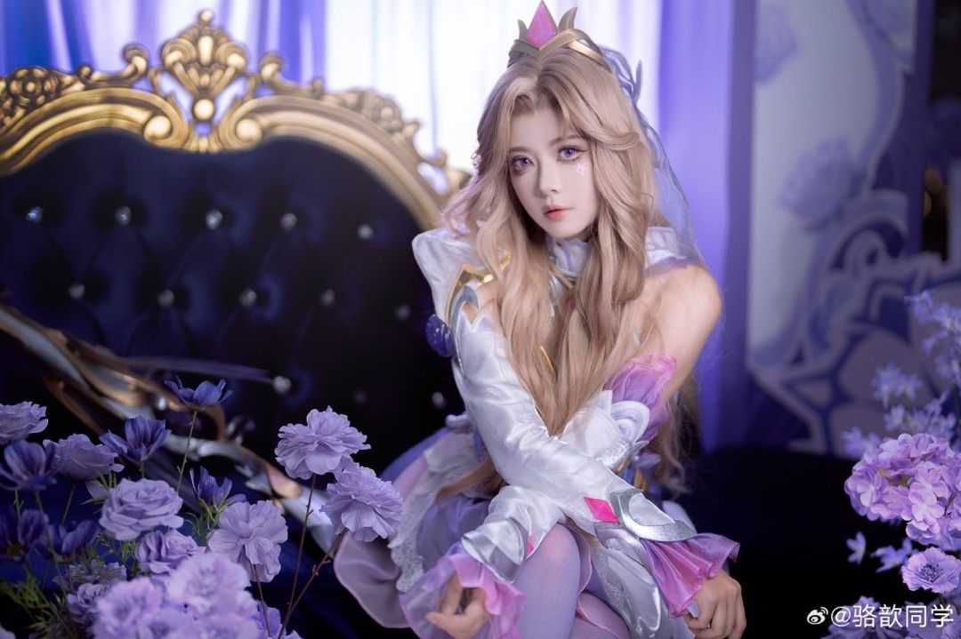 夜景灯光下骆歆回眸一笑，整体色调偏蓝紫，充满神秘质感