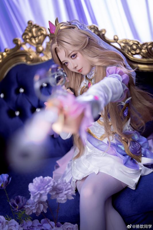 近距离抓拍表情细节，发丝与饰品随风轻扬，画面生动自然