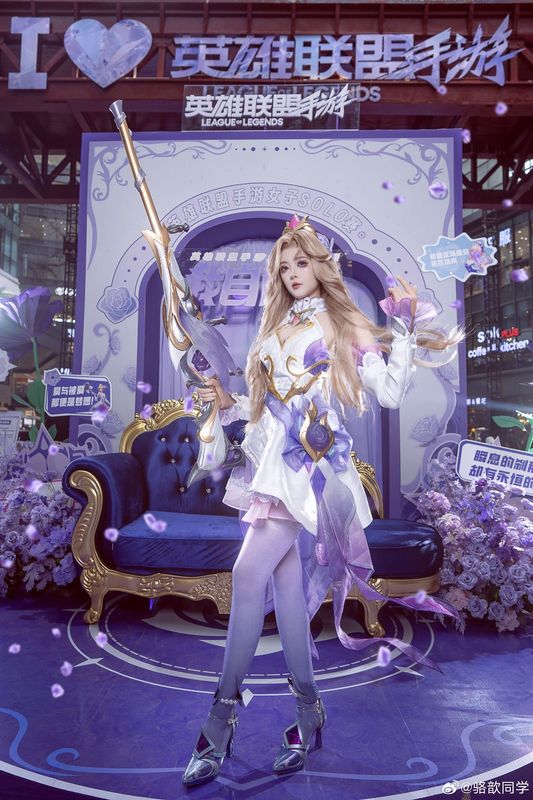 全景俯拍视角，骆歆半蹲于花丛中，整体构图极具艺术美感