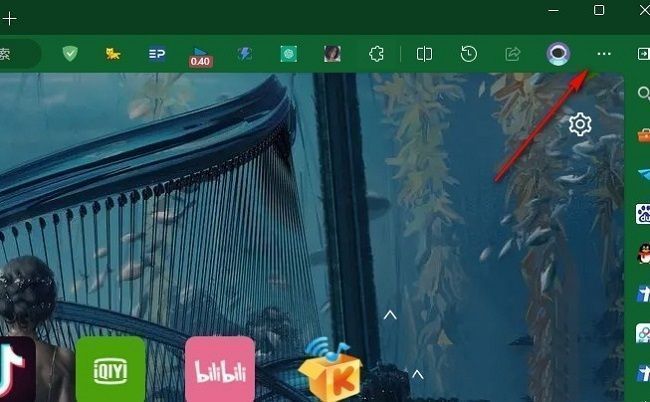 Edge浏览器主界面右上角显示三条横线菜单图标，光标正指向该按钮