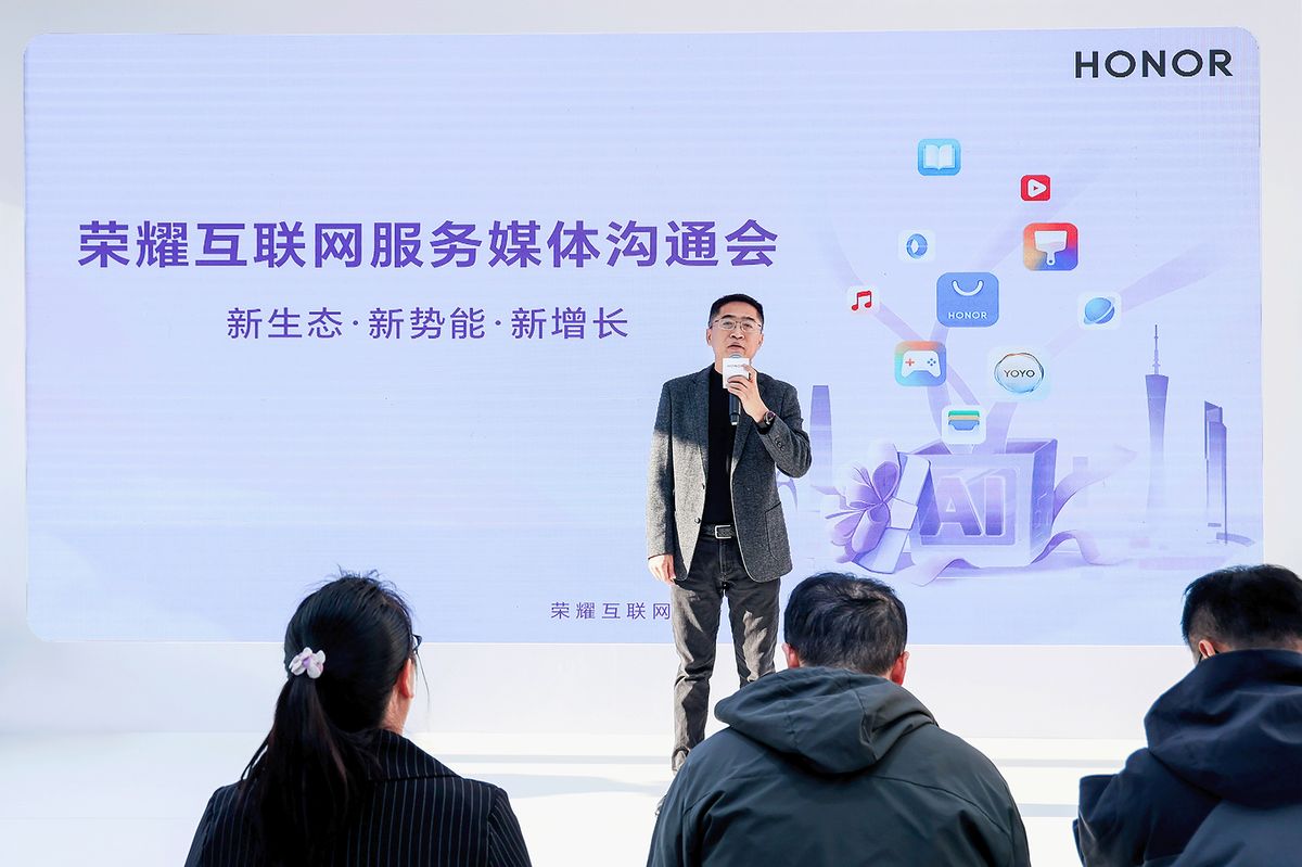 荣耀YOYO建议在不同场景下主动弹出提醒服务，如会议提醒、航班信息更新